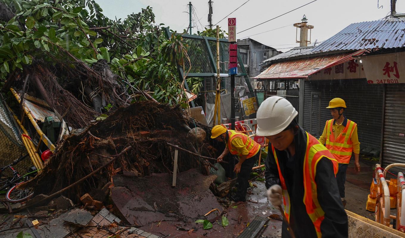 Räddningspersonal i Hongkong arbetar i spåren av tyfonen Saolas framfart. Foto: Billy Kwok/AP/TT