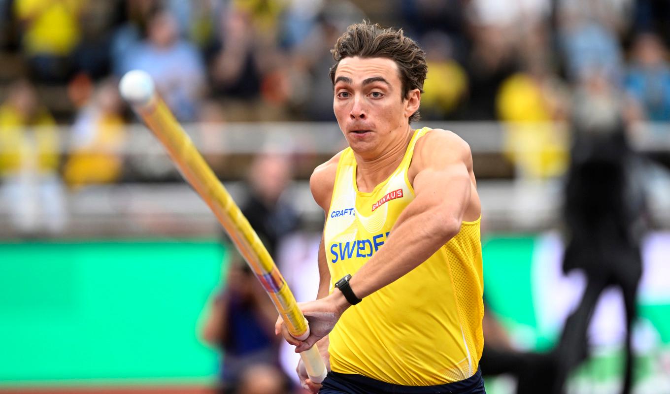 Sveriges Armand Duplantis vann herrarnas stavhopp under söndagens Finnkamp på Stockholms Stadion. Foto: Fredrik Sandberg/TT