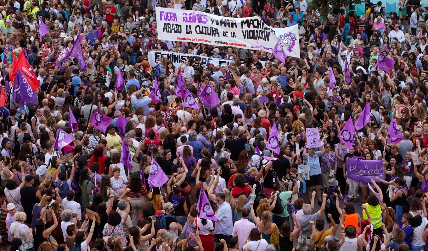 Demonstranter samlades i veckan på torget Callao i centrala Madrid för att kräva fotbollschefen Luis Rubiales avgång efter kysskandalen vid fotbolls-VM. Foto: Andrea Comas/AP/TT