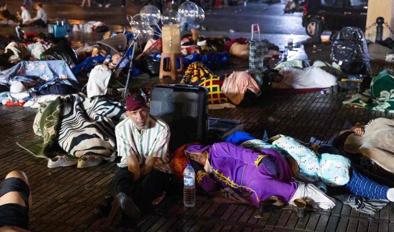 Boende tar skydd på ett torg i Marrakech efter skalvet i fredagskväll. Foto: Fadel Senna/AP/TT