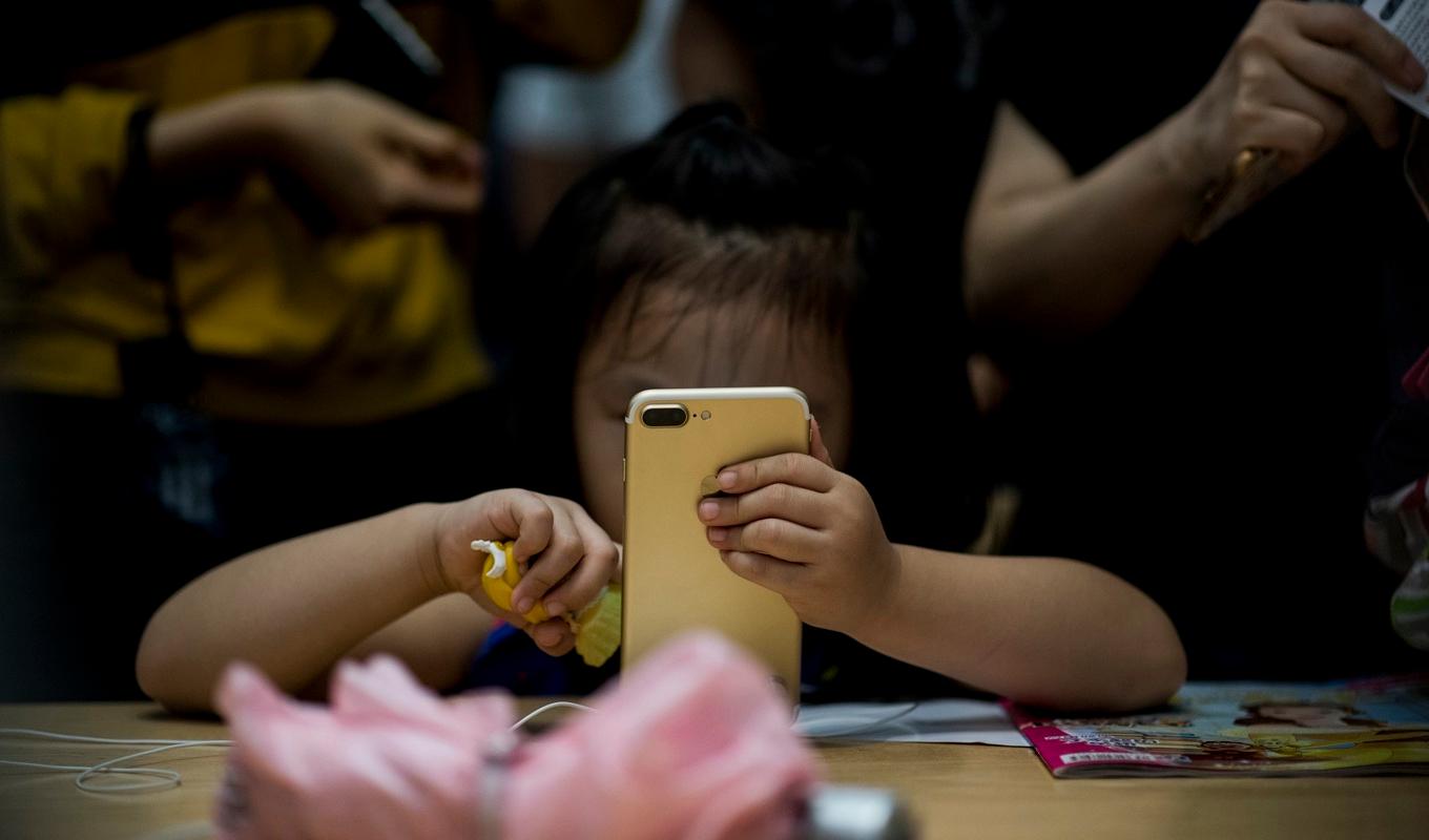 Myndigheter i Kina anser att barn och unga använder mobiltelefonerna för mycket och man vill därför minska skärmtiden. Foto: Johannes Eisele/AFP via Getty Images