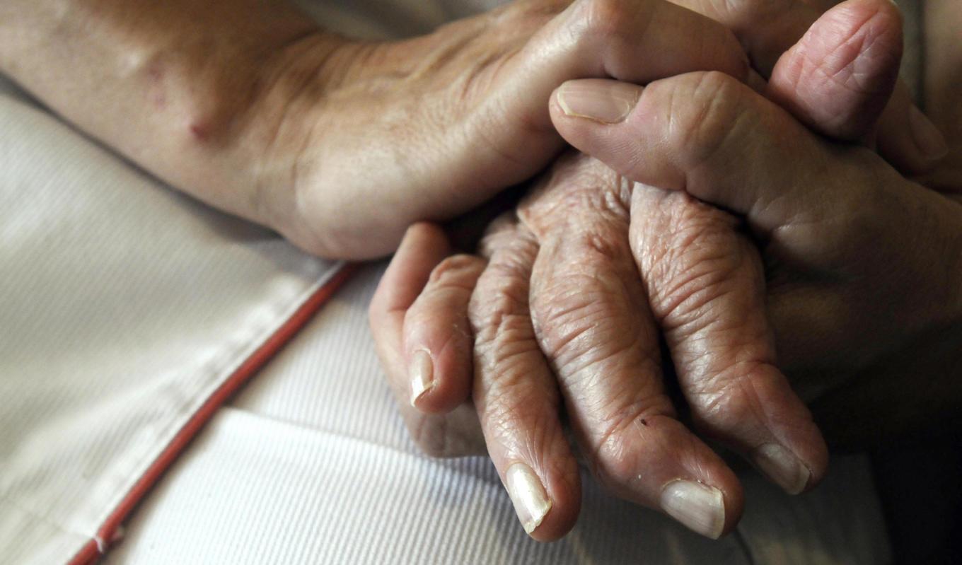 Skribenten förordar att svenskar gör ett gentest som indikerar risken för att utveckla alzheimer, i enlighet med Dale Bredesens forskning. Foto:  Sebastien Bozon/AFP via Getty Images