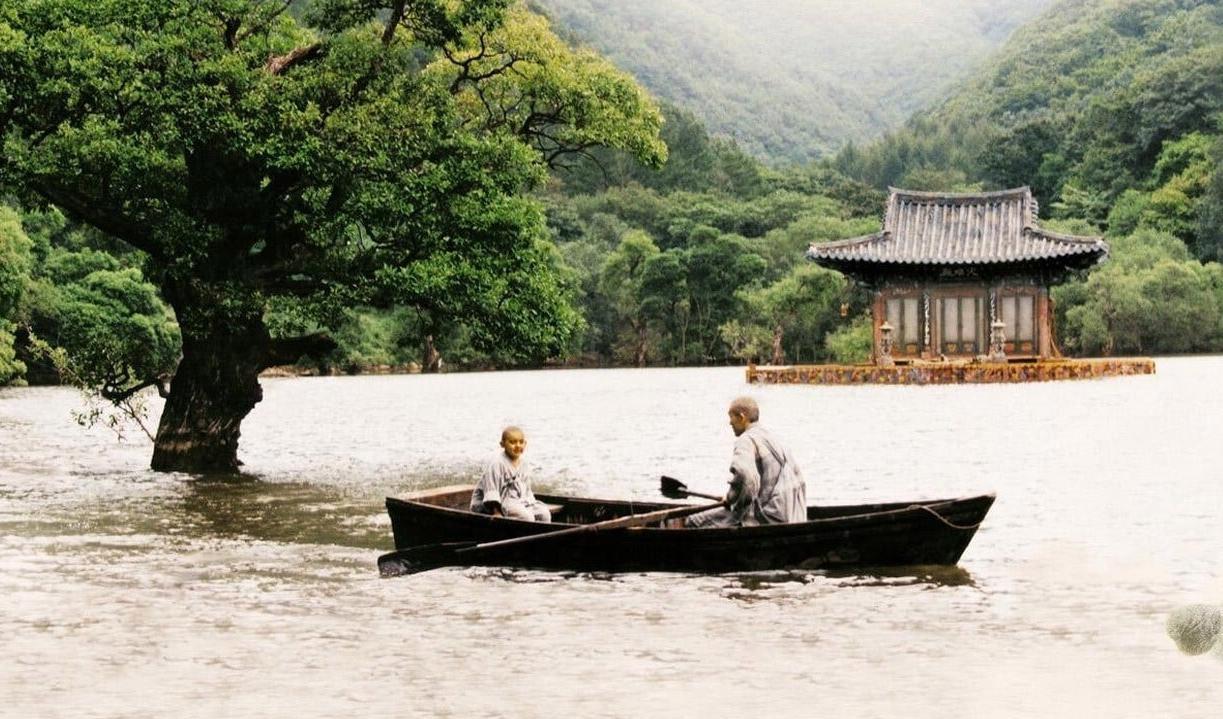 Konkreta ting är lika mycket symboler som verkliga ting – trädet i vattnet spränger tankens gränser. Foto: Kim Ki-duk och Baek Dong-Hyun