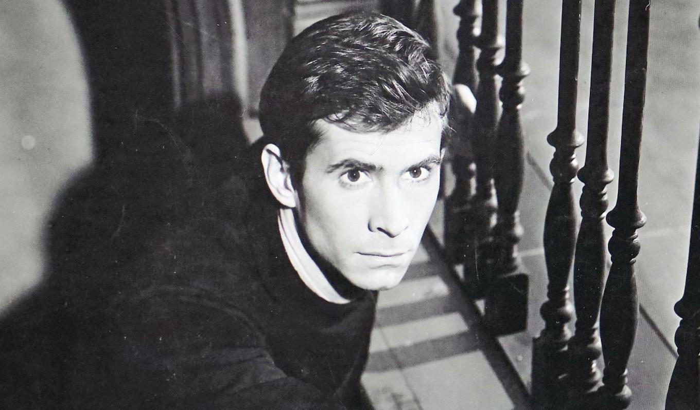 Anthony Perkins som motellägaren Norman Bates i Psycho, en karaktär som har utforskats vidare i flera uppföljare.