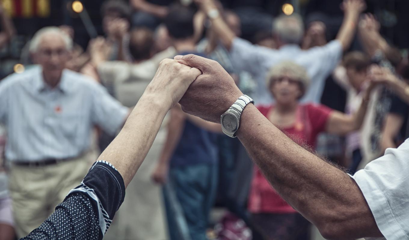 I heliga danser håller deltagarna ofta varandra i handen och bildar en cirkel eller ett led. Danserna är lätta att lära och kan dansas av alla oavsett förkunskaper. Foto: Shutterstock