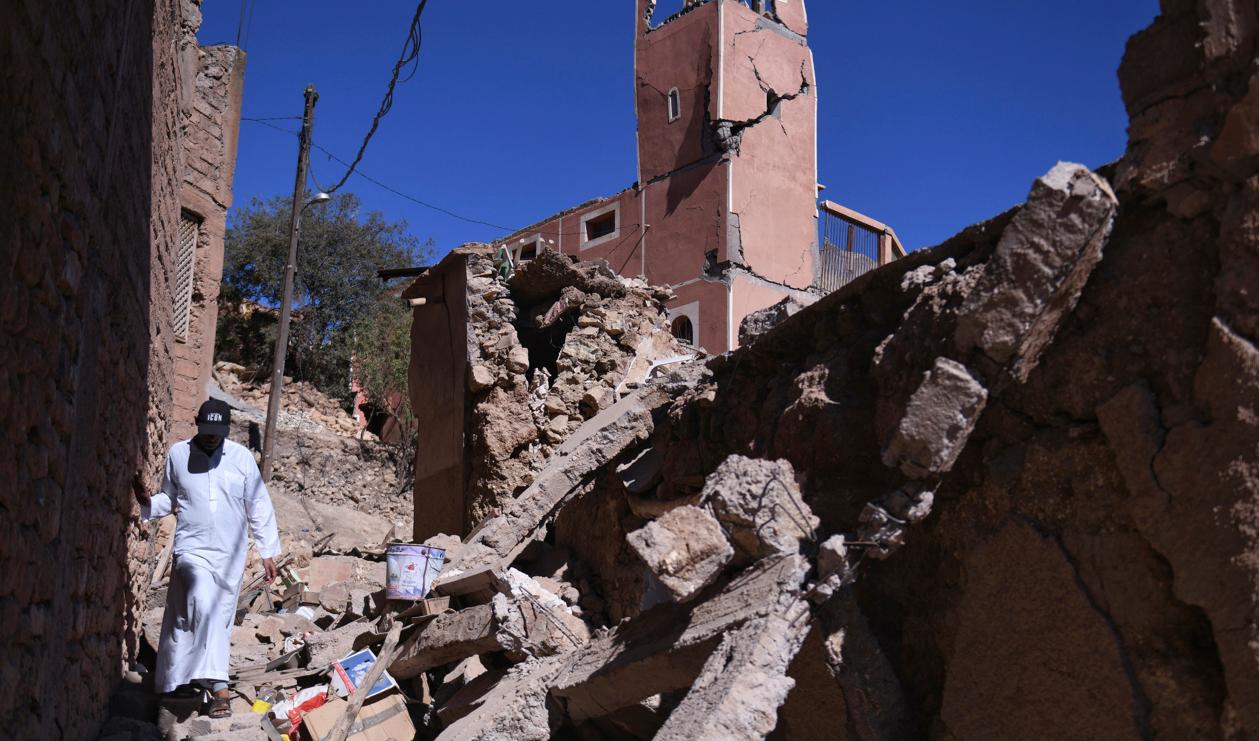 En man tar sig fram genom rasmassorna i al-Haouz i Marocko. Foto: Fernando Sanchez/AP/TT