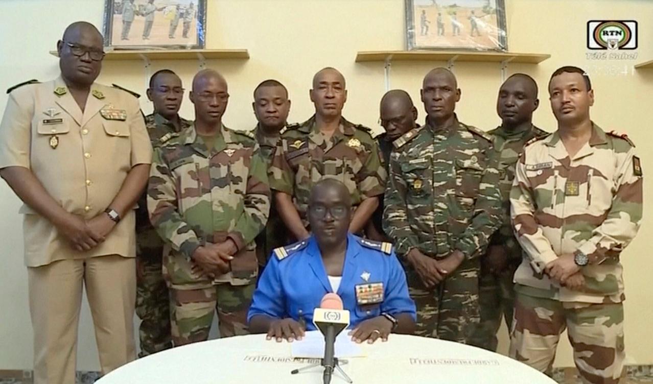 Talespersonen för militärjuntan i Niger, generalmajoren Amadou Abdramane, anklagar Frankrike och de västafrikanska ländernas organ Ecowas för att planera en "militär intervention" i Niger. Bilden tagen när Abdramane proklamerade militärkuppen i juli. Foto: ORTN via AP/TT