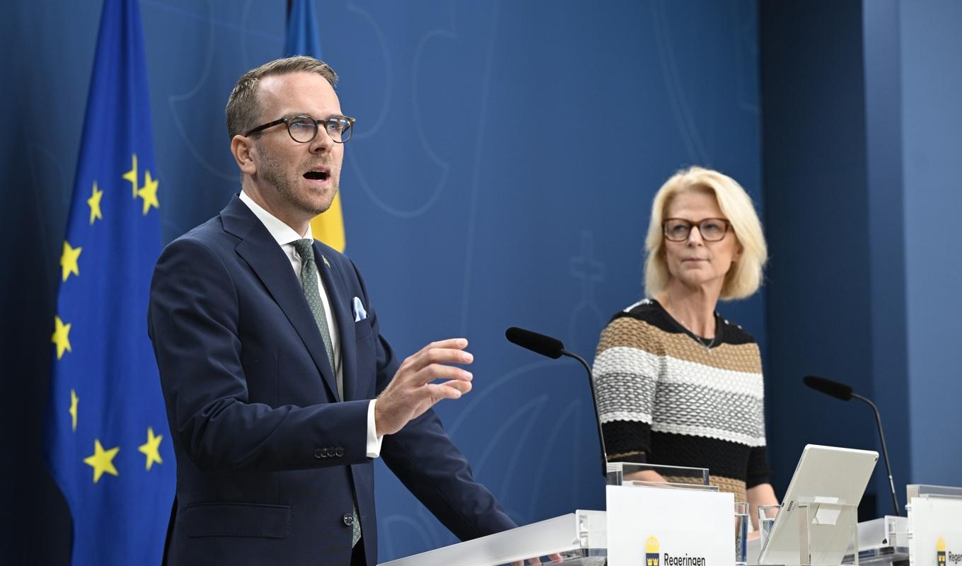 Bostadsminister Andreas Carlson (KD) och finansminister Elisabeth Svantesson (M) på en pressträff. Foto: Anders Wiklund/TT