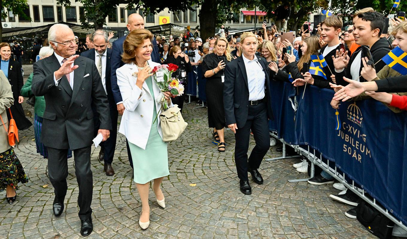 Kung Carl Gustaf och drottning Silvia anländer till Stora torget i Karlstad under parets resa genom landets 21 län med anledning av kungens 50-årsjubileum på tronen. Arkivbild. Foto: Jonas Ekströmer/TT