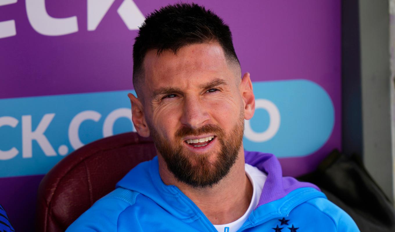 Världsstjärnan Lionel Messi var trött och såg på från sidan av planen när hans Argentina ändå ganska enkelt vann VM-kvalmatchen mot Bolivia med 3–0. Foto: Juan Karita/AP/TT