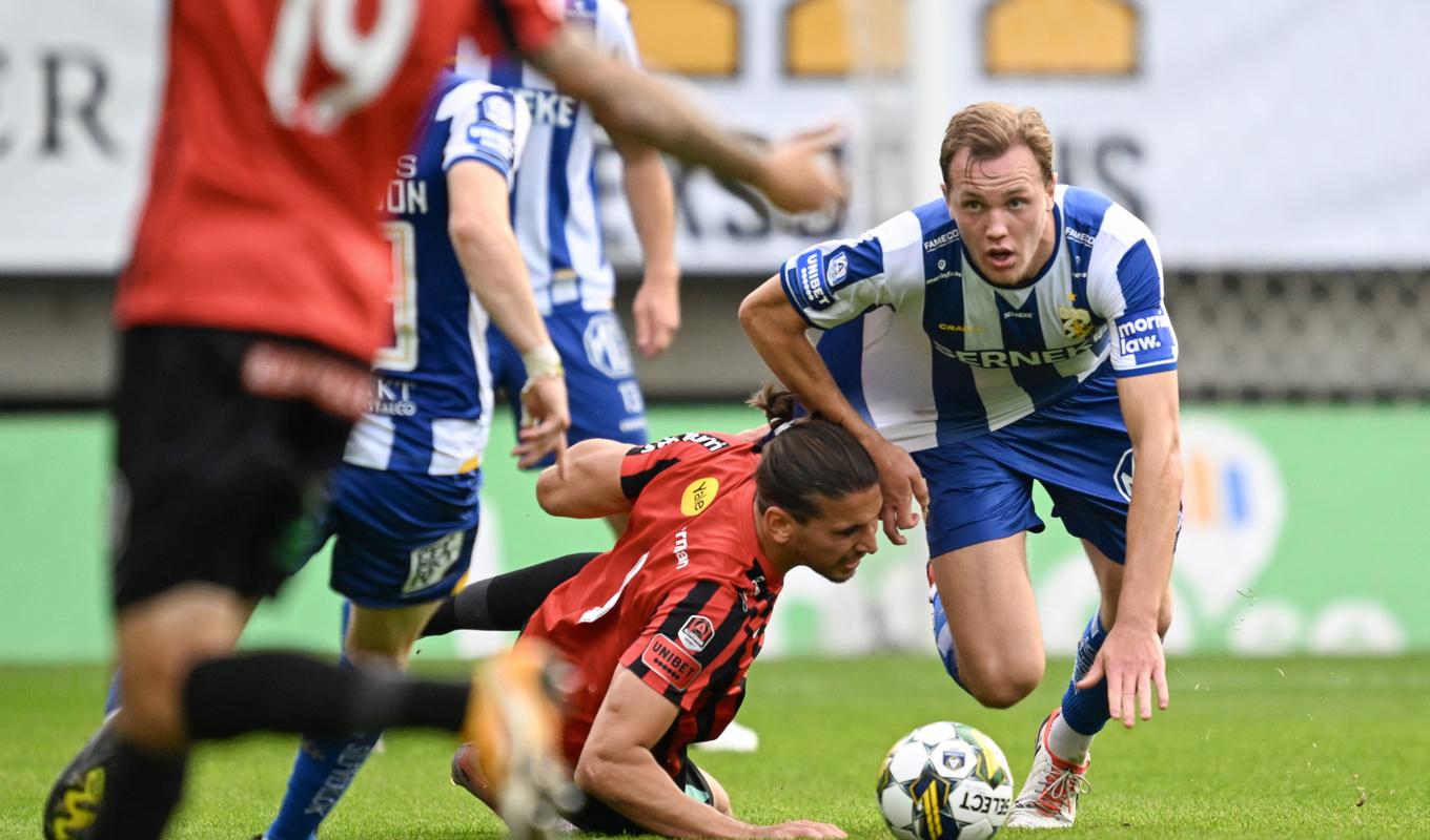 IFK Göteborgs Adam Carlén får Brommapojkarnas Nikola Vasic på fall i det allsvenska bottenmötet. Foto: Björn Larsson Rosvall/TT