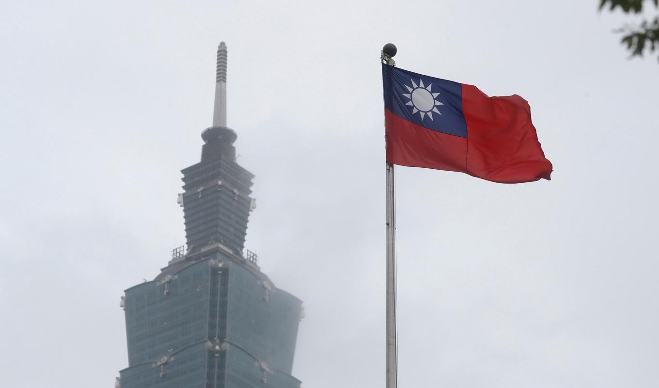 Taiwans flagga. Kina ser Taiwan som en del av sitt territorium och har uppgett att man en dag ska ta över ön. Arkivbild. Foto: Chiang Ying-ying/AP/TT