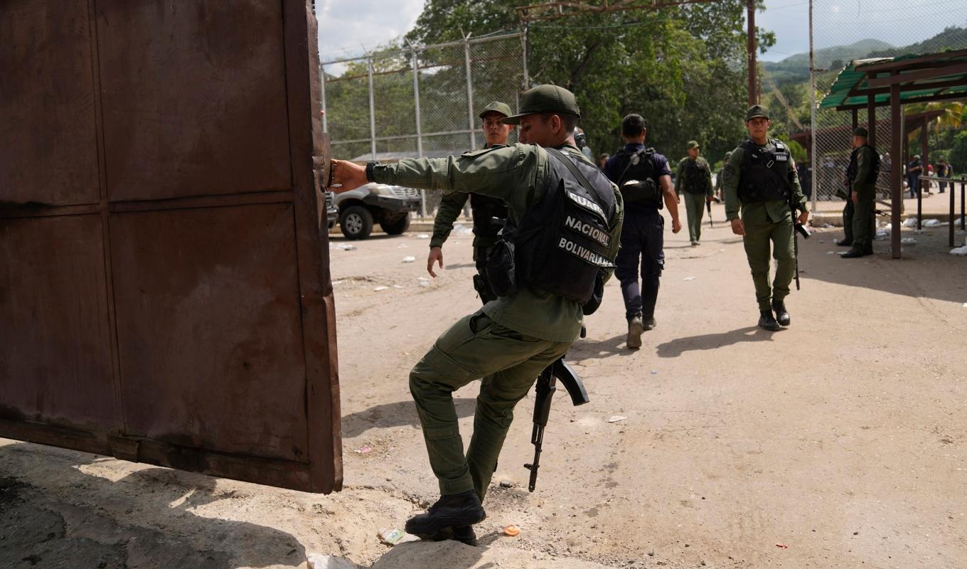 Säkerhetsstyrkor utanför fängelset Tocorón i delstaten Aragua i norra Venezuela. Foto: Ariana Cubillos/AP/TT