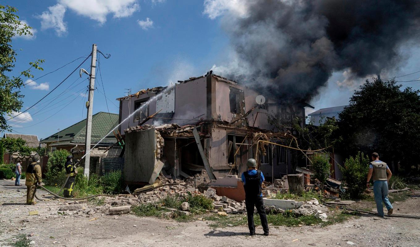 Bostadshus i brand i den ukrainska staden Cherson efter rysk beskjutning i somras. Arkivbild. Foto: Evgeniy Maloletka/AP/TT