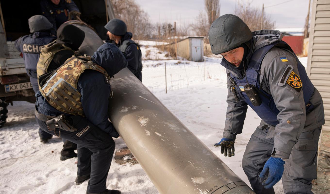 Ukrainska räddningstjänst med en rysk luftvärnsrobot av typen S-300. Arkivbild. Foto: Vadim Ghirda/AP/TT