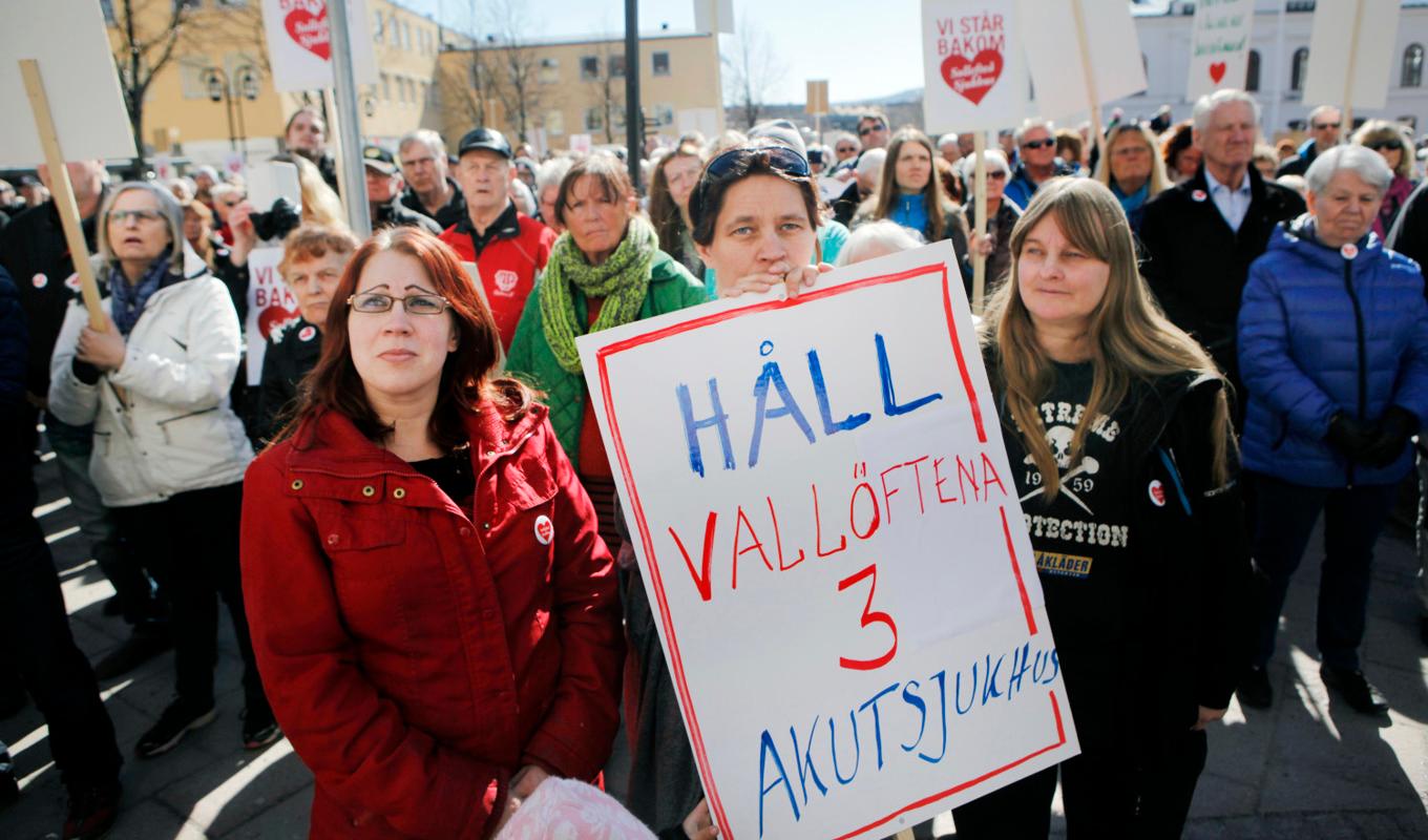 Demonstration på torget i Härnösand 2016 före det att Sollefteå sjukhus lades ner som fullvärdigt akutsjukhus. Foto: Mats Andersson/TT