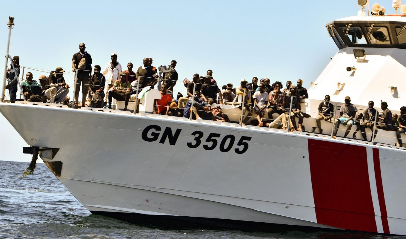 Migranter, som försöker ta sig till Italien, i en båt tillhörande den tunisiska kustbevakningen den 10 augusti 2023. Foto: Fethi Belaid/AFP via Getty Images