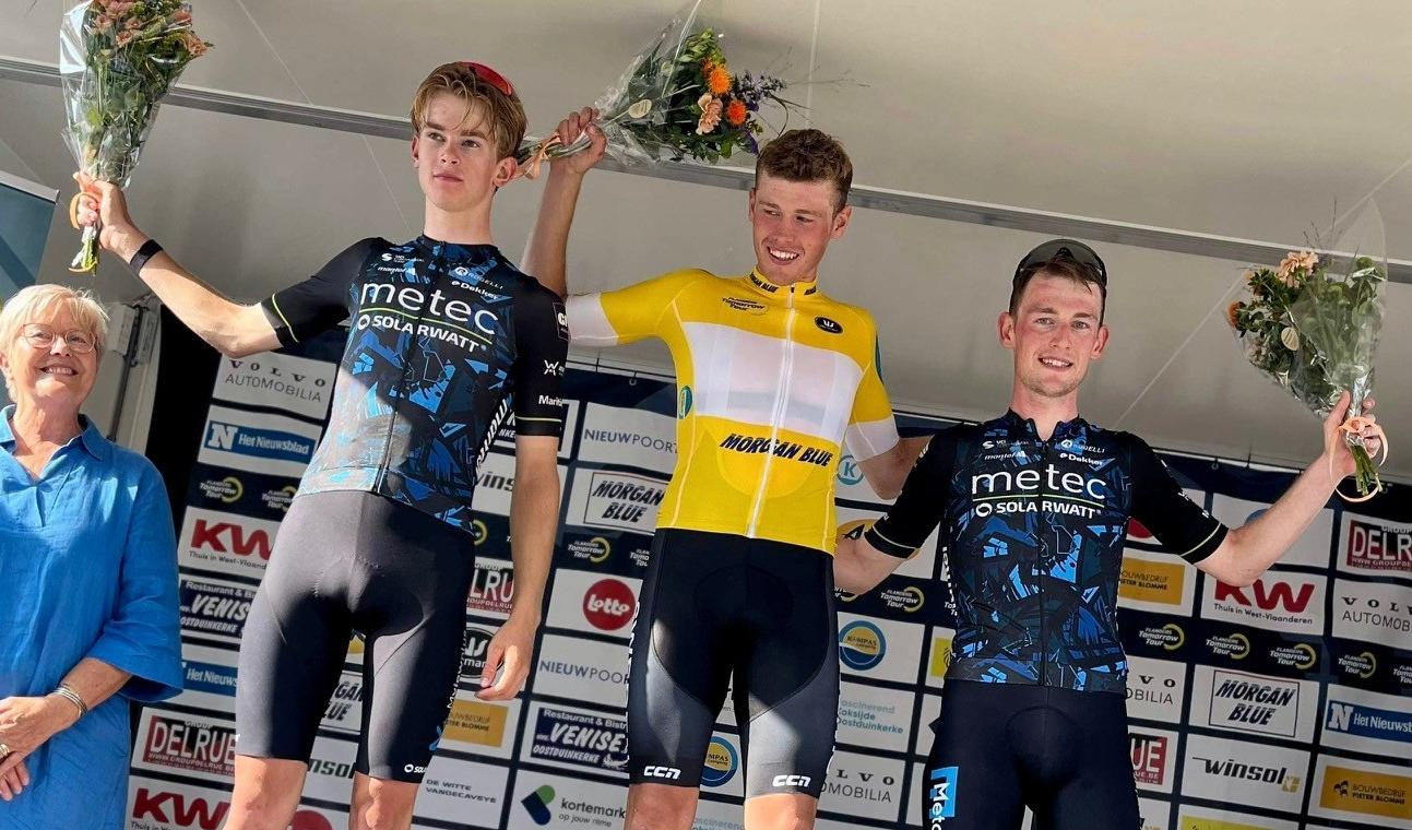 Jakob Söderqvist i den gula ledartröjan efter segern vid Flanders Tomorrow Tour i Belgien. Foto: Swe Cycling