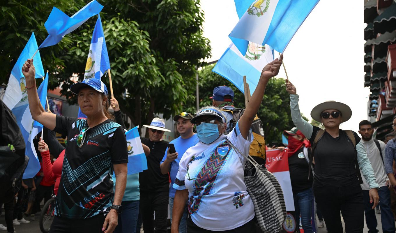 Demonstranter kräver justitieminister Consuelo Porras och åklagaren Rafael Curruchiches avgång för att ha ”skapat en valkris” i landet. Foto: Johan Ordonez/AFP via Getty Images
