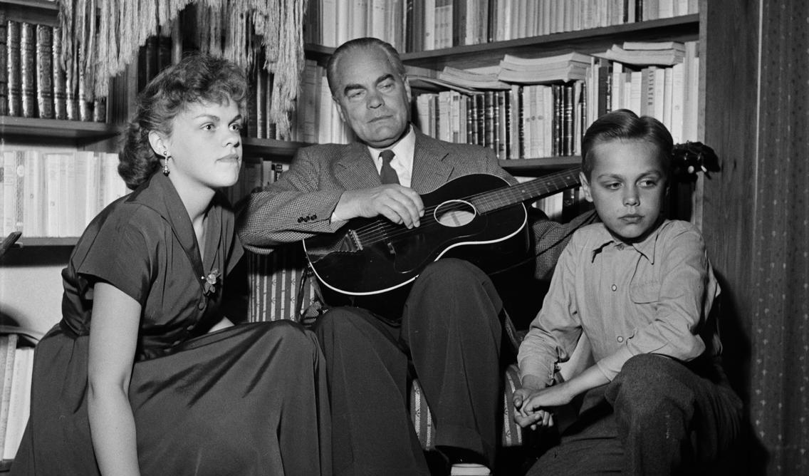 Författaren med barnen Aase och Stefan, cirka 1955. Makarna Gudrun och Jan Fridegård är begravda på Gamla kyrkogården i Uppsala. Foto: Uppsala-bild