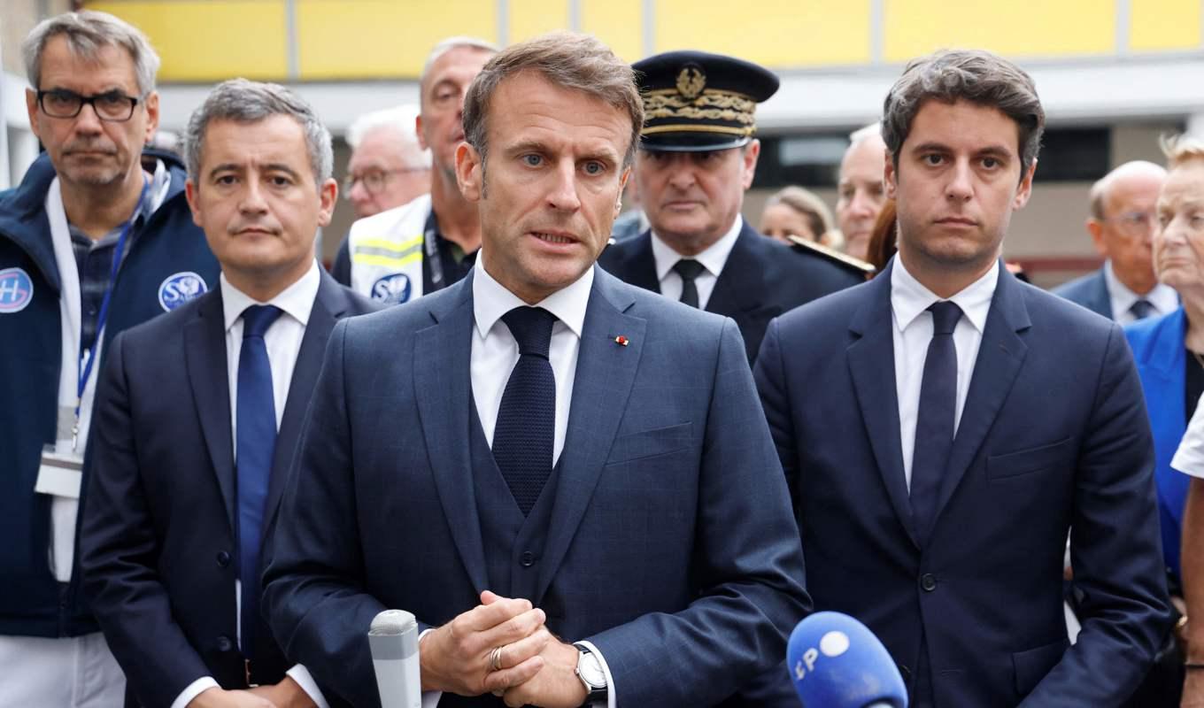 Frankrikes president Emmanuel Macron, utbildningsminister Gabriel Attal och inrikesminister Gérald Darmanin talar på en pressträff den 13 oktober efter ett knivdåd på en gymnasieskola i staden Arras i norra delen av landet. Foto: Ludovic Marin/POOL/AFP via Getty Images