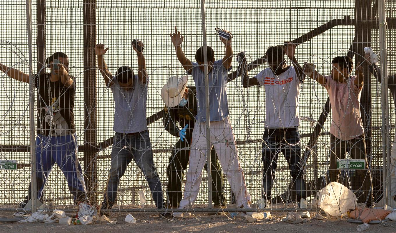 Tull- och gränsskyddsmyndigheter kroppsvisiterar illegala migranter i El Paso i delstaten Texas i USA den 12 maj 2023. Foto: John Moore/Getty Images