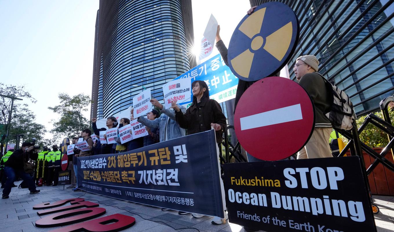 Protest i Sydkorea mot att spillvatten från Fukushima förs ut i havet. Foto: Ahn Young-joon/AP/TT