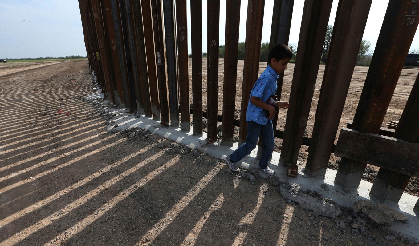 För första gången under Joe Bidens tid som president ges dispens från bland annat flera miljölagar för att en del av en mur mot Mexiko, i södra Texas, ska kunna skyndas på. Arkivbild. Foto: Delcia Lopez/AP/TT