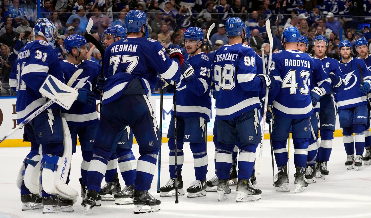 Tampa Bays svenske målvakt Jonas Johansson (nummer 31) firar med lagkamraterna efter 5–3-vinsten mot Nashville i NHL-premiären. Foto: Chris O'Meara