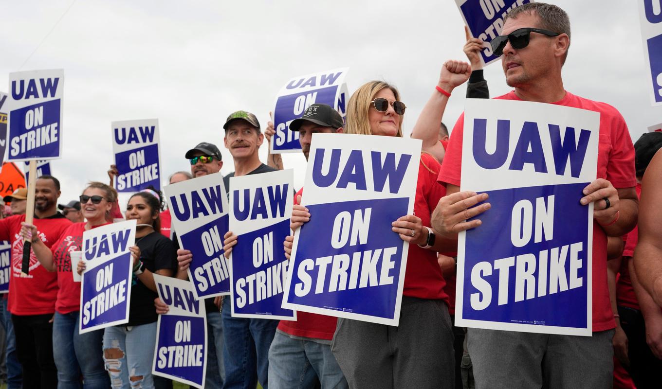 Bilarbetarfacket UAW utvidgar strejken i den amerikanska bilindustrin. Arkivbild. Foto: Paul Sancya/AP/TT