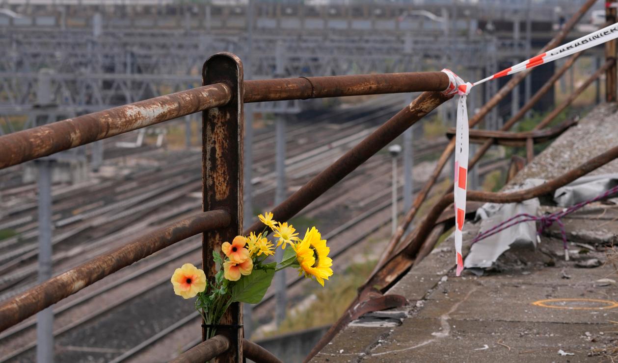 Blommor vid olycksplatsen i Venedig där en buss kraschade och 21 personer omkom i början av månaden. Foto: Antonio Calanni/AP/TT