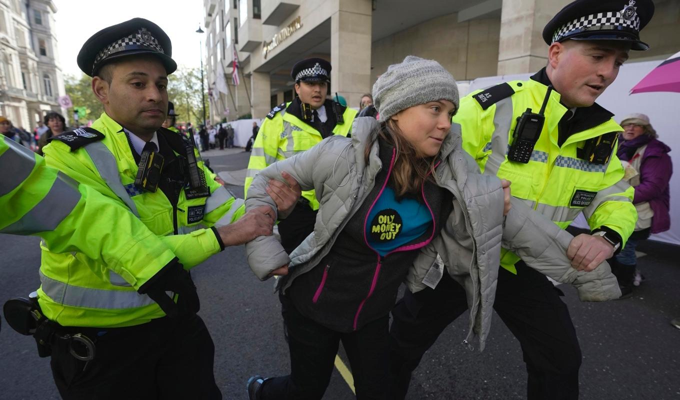 Greta Thunberg har omhändertagits av polis. Foto: Kin Cheung/AP/TT