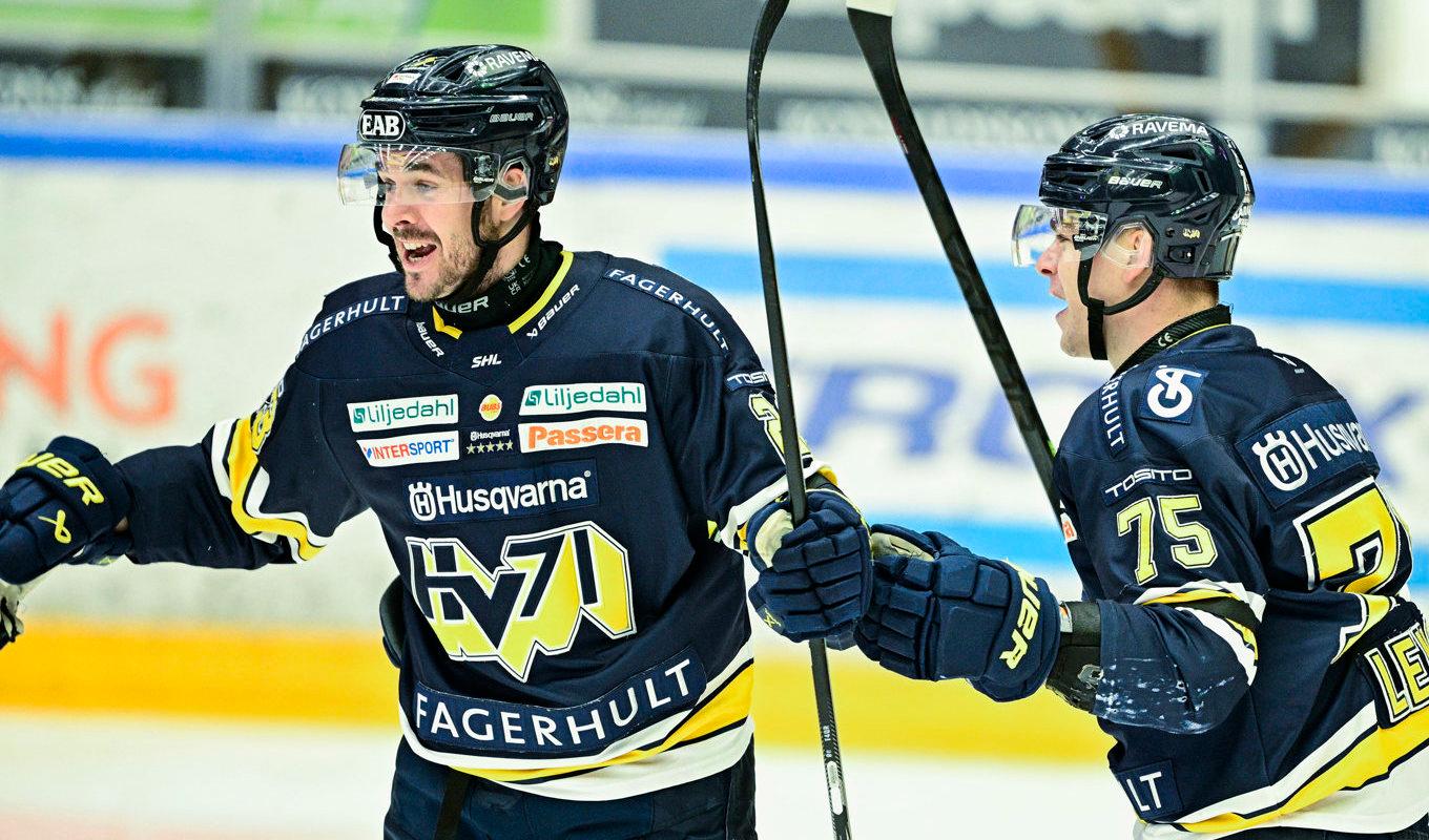 JÖNKÖPING 20230307HV71:s Nick Shore, tv, gjorde HV71:s ledningsmål mot Oskarshamn. Arkivbild. Foto: Mikael Fritzon/TT