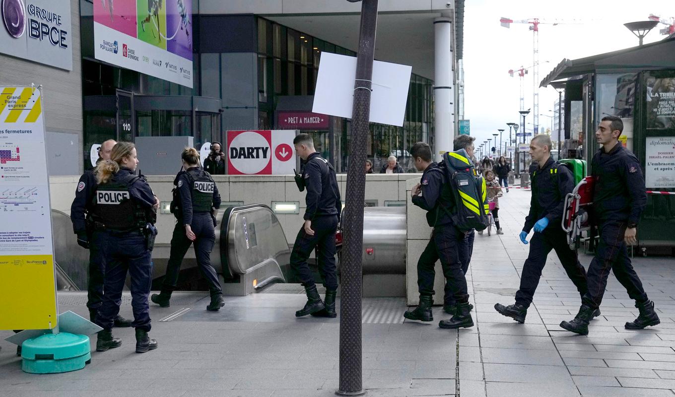 En stor polisinsats pågår vid en tunnelbanestation i Paris efter att polis skjutit en kvinna som betett sig hotfullt. Foto: Michel Euler/AP/TT