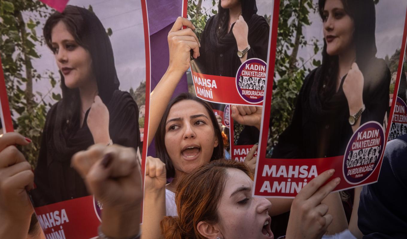 Kvinnor protesterar utanför det iranska konsulatet i Istanbul i Turkiet den 29 september 2022 efter den 22-åriga Mahsa Aminis död. Foto: Chris McGrath/Getty Images