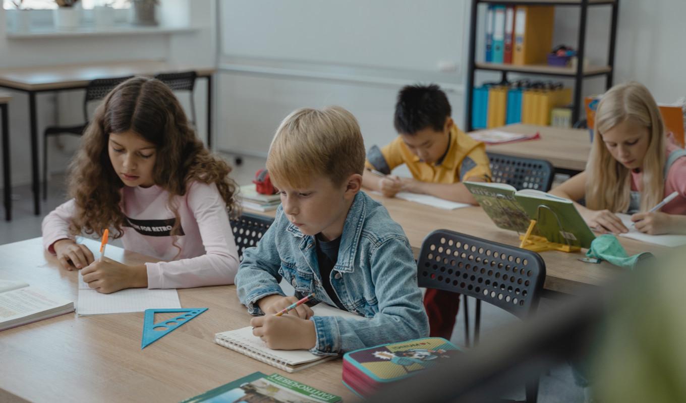 Orsaken till att skolan haft sjunkande resultat under 00-talet beror enligt debattören främst på brist på ämnesbehöriga lärare i matte/no samt språk. Foto: Tima Miroshnichenko