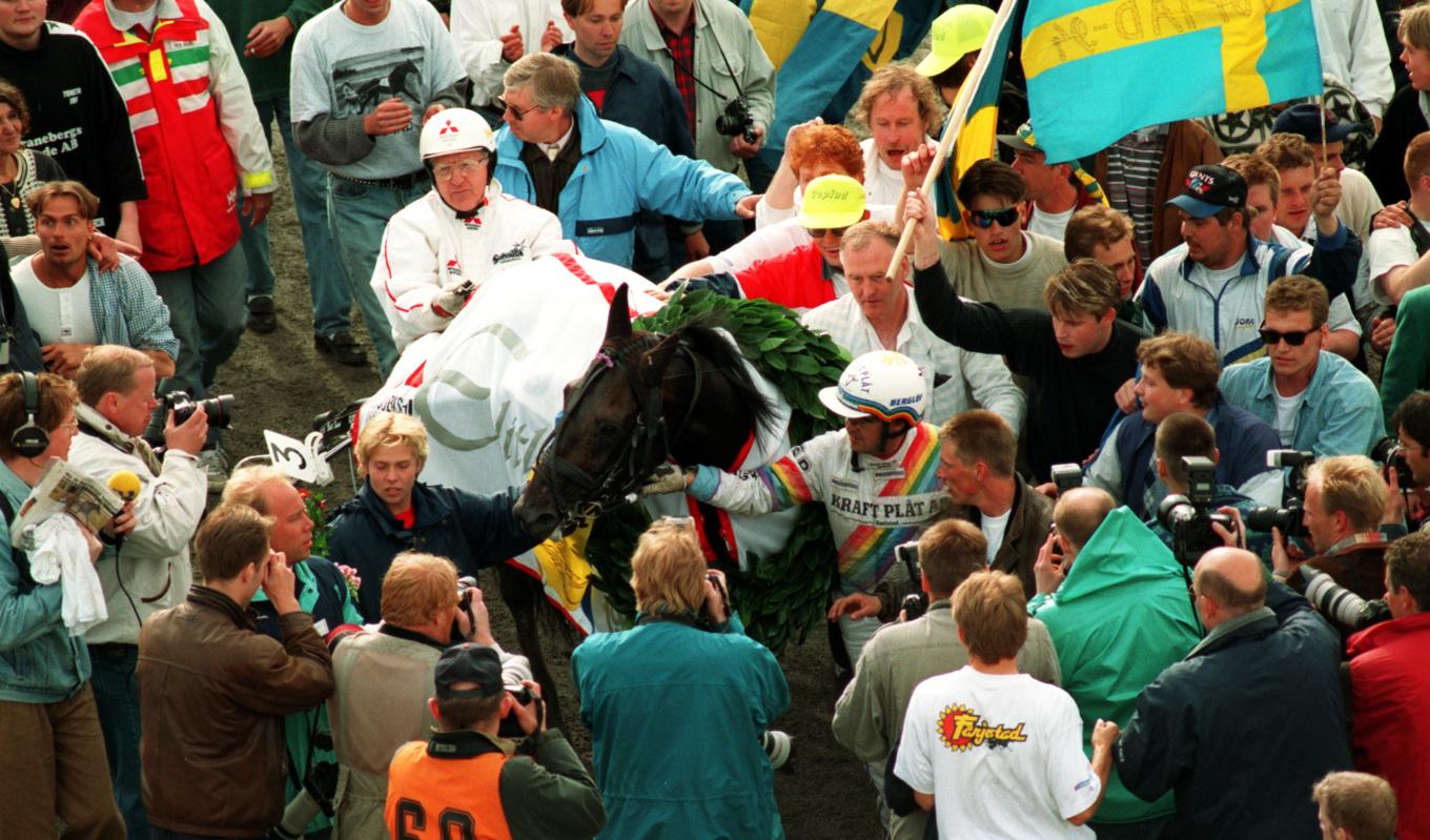 Kaos i vinnarcirkeln. Copiad och Erik Berglöf vann det första V75-loppet någonsin som kördes den 30 oktober 1993 på Jägersro. Foto: Tommy Andersson ALN/TR-BILD