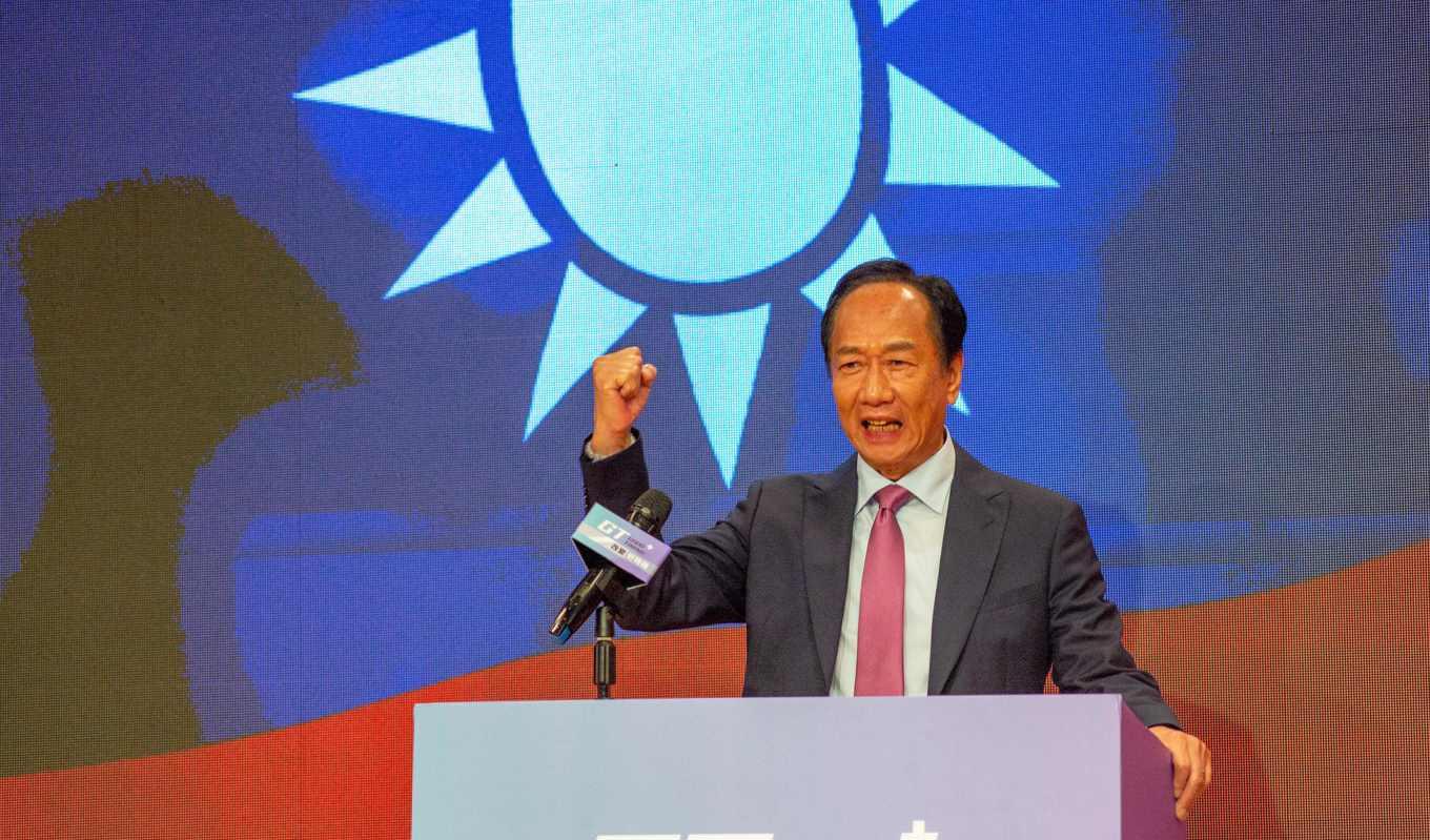 Terry Gou, grundare och tidigare chef för Foxconn, kandiderar som oberoende presidentkandidat i Taiwan vilket enligt experter har föranlett Kina att granska teknikjätten.Foto: Sam Yeh/AFP via Getty Images