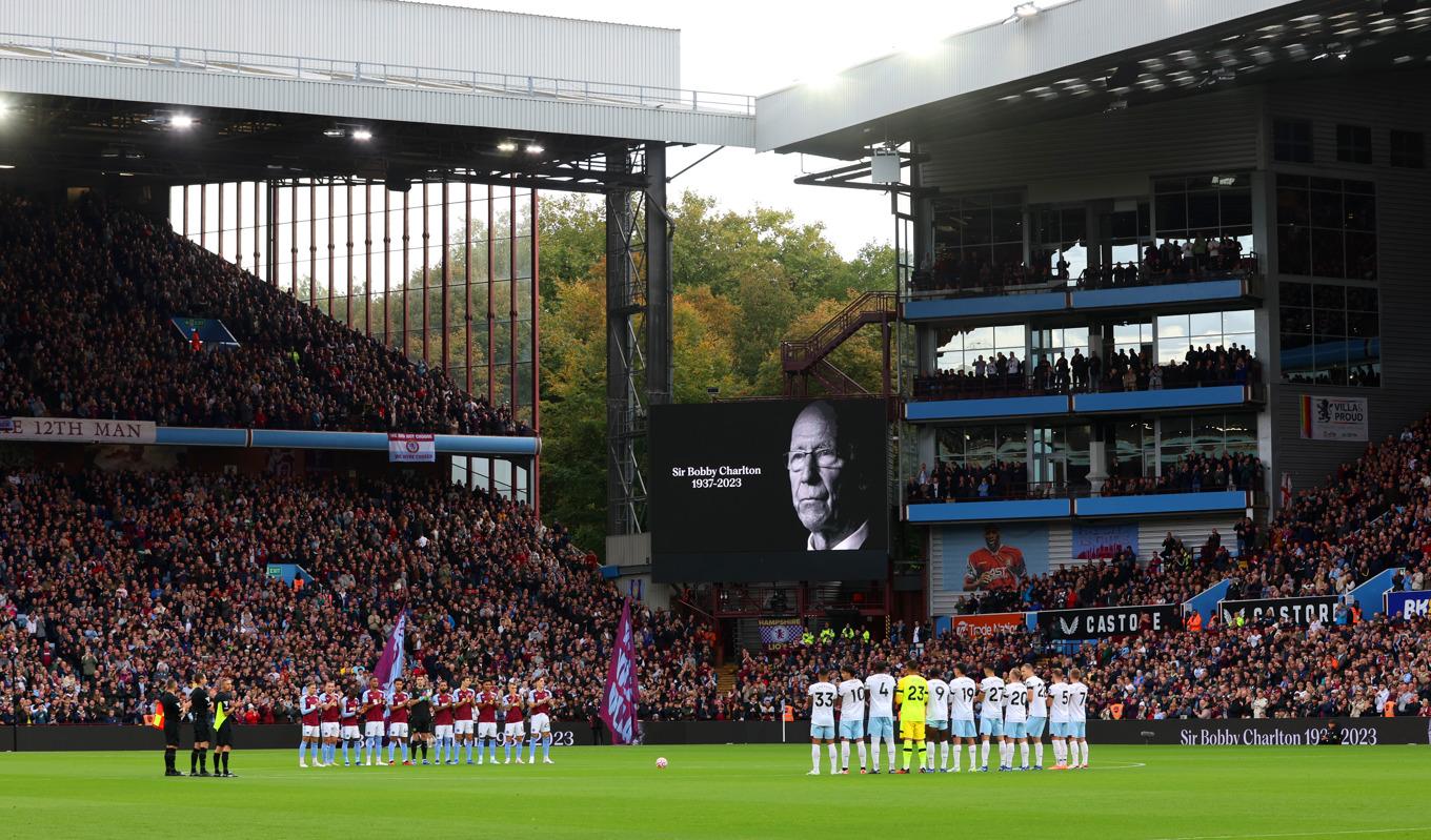 Sir Bobby Charlton hyllades av en hel fotbollsvärld efter sin bortgång. Här under en tyst minut före Premier League-matchen mellan Aston Villa och West Ham United på Villa Park den 22 oktober i Birmingham, England. Foto: Nathan Stirk/Getty Images