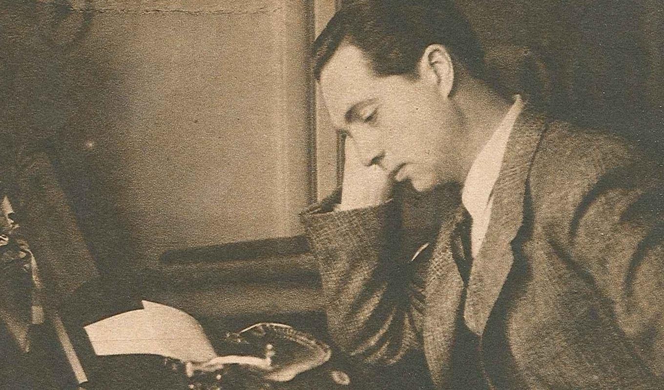 Karl Ragnar Gierow vid sin skrivmaskin – bilden är från en julupplaga av Vecko-Journalen och året är 1943. Foto: Okänd