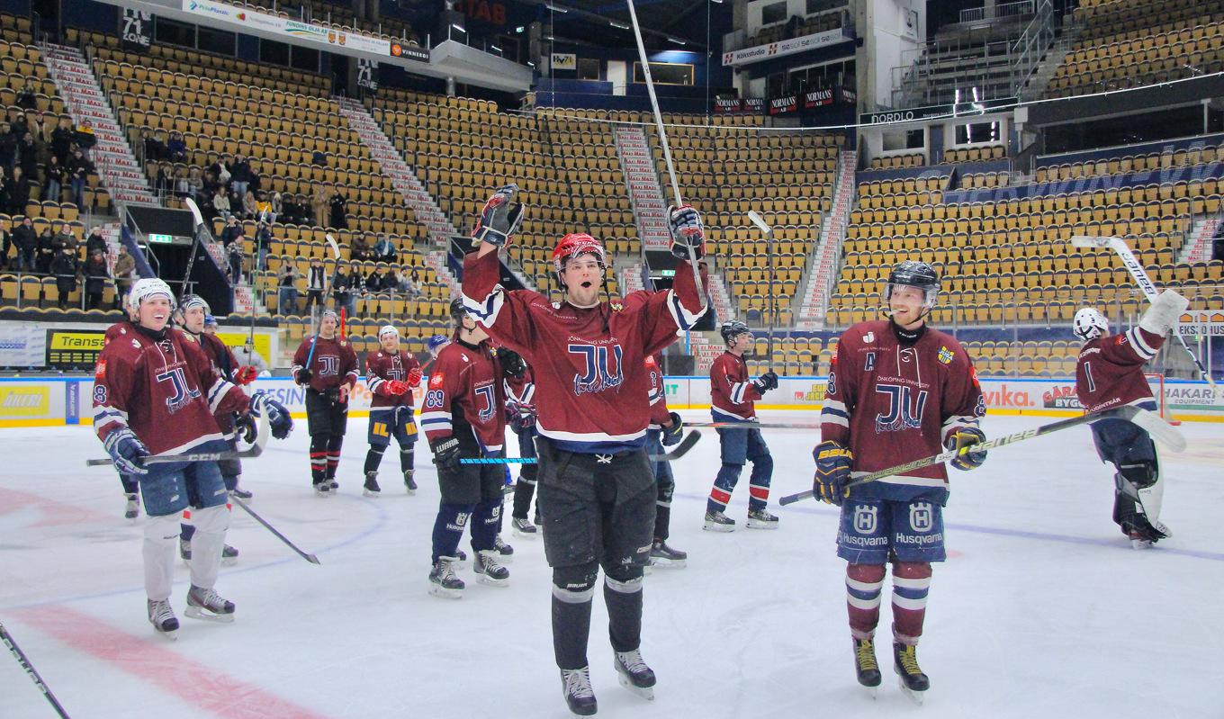 Jönköping University Ice Hockey jublar och tackar publiken efter en segermatch mot HKL Make Believes (Linköping) i hemmaarenan Kinnarps Arena. Foto: JUSA, Jönköpings Studentkår