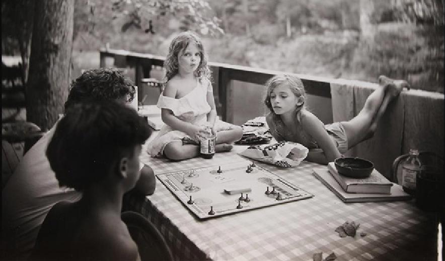 Människan tycks ha en fallenhet för att leta fel på sig själv och andra. Foto: Sally Mann