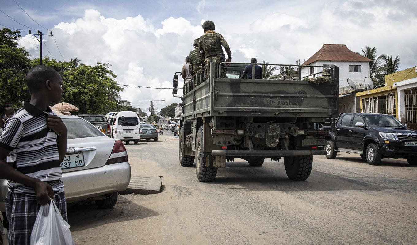 En militärlastbil kör längs marknadsområdet i staden Pemba i Cabo Delgado Moçambique den 7 januari 2023. Foto: Juan Luis Rod/AFP via Getty Images