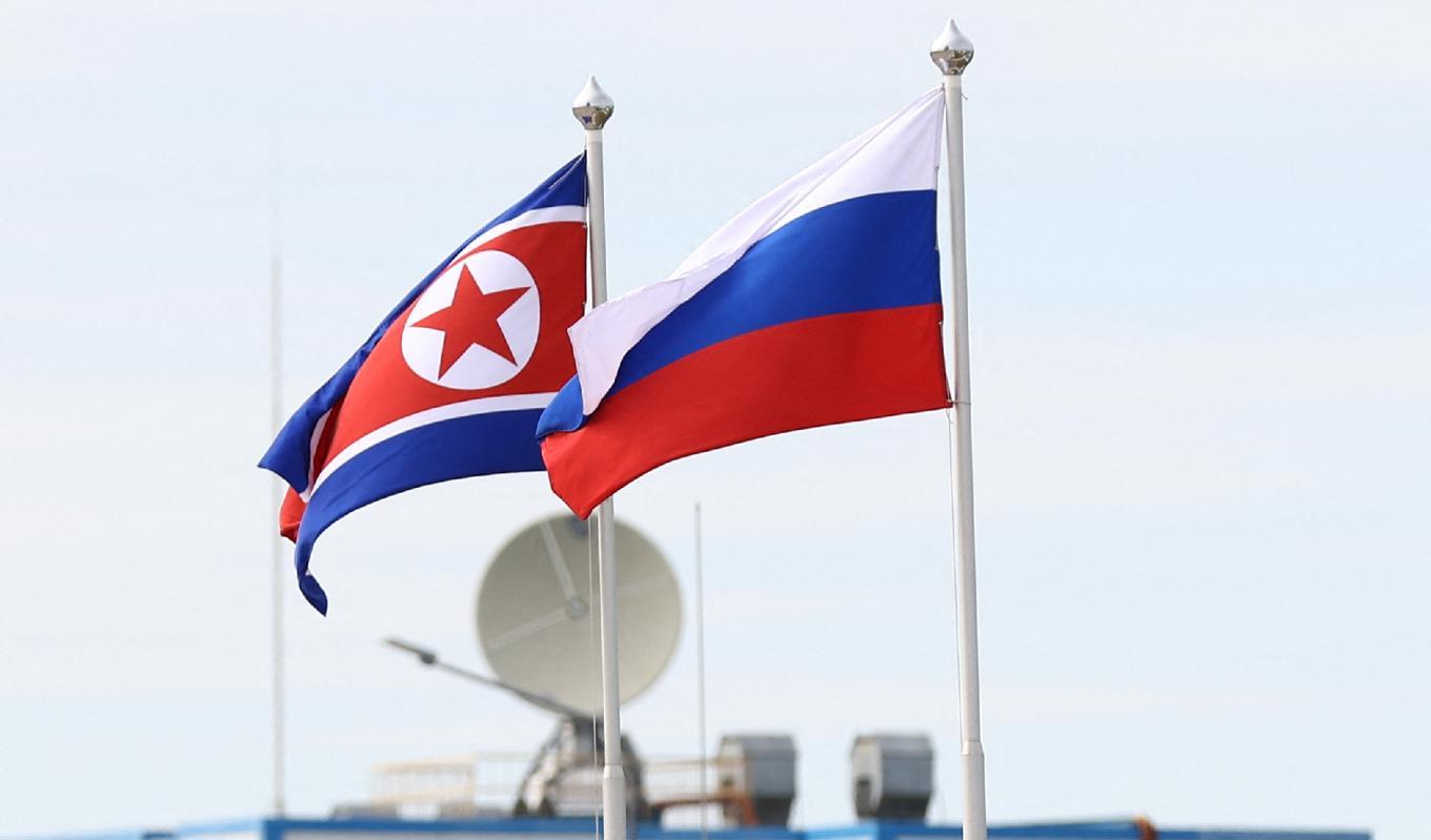 Den nordkoreanska och ryska flaggan vajar vid rymdstationen i Amur-regionen i östra Ryssland under ett möte den 13 september mellan de båda ländernas ledare. Foto: Artem Geodakyan/Pool/AFP via Getty Images