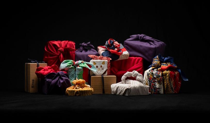 Japansk paketinslagning står på Östasiatiska museets schema i december. Förhoppningen från museets sida är att besökaren ska finna lugn och mindfulness mitt i julstöket. Foto: Karl Zetterström/Världskulturmuseerna