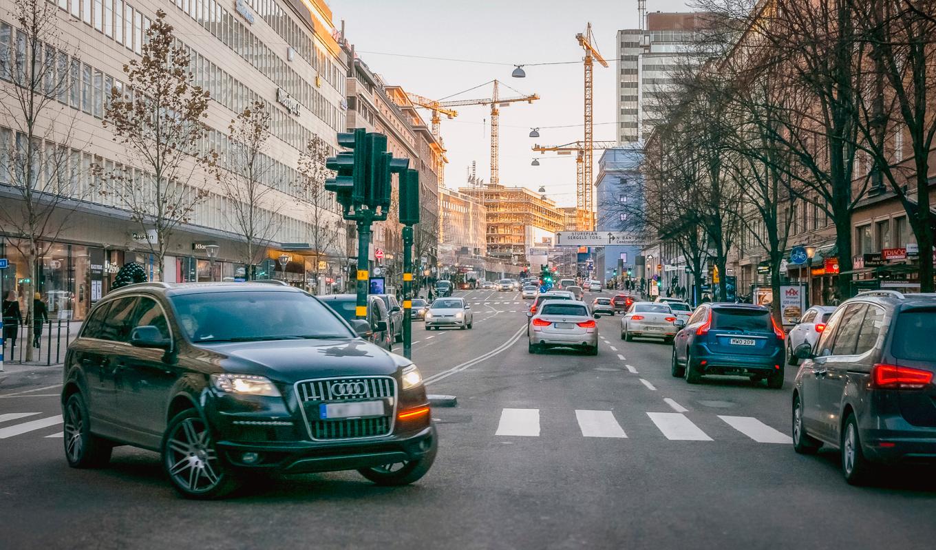 Debattören menar att EU:s besluta att förbjuda försäljningen av nya fossilbränslelbilar från 2035 inte har föregåtts av nödvändiga analyser. Foto: Bilbo Lantto