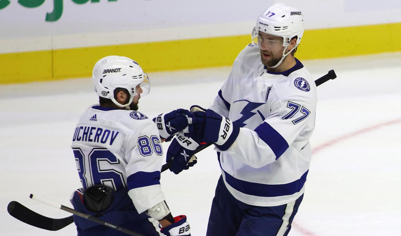 Victor Hedman firar sitt kvitteringsmål i första perioden mot Ottawa. Foto: Patrick Doyle/The Canadian Press via AP/TT