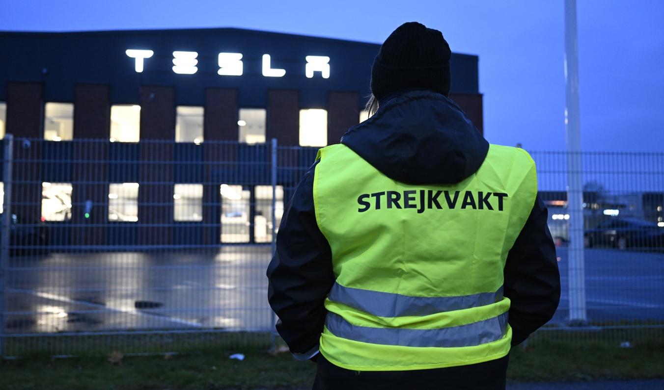 Strejken mot Tesla fortsätter. På tisdag bryter eventuellt Transports hamnblockad ut. Arkivbild. Foto: Jessica Gow/TT