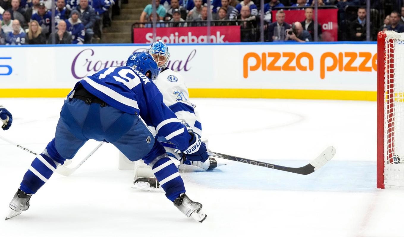 Torontos Calle Järnkrok slår in det avgörande 6–5-målet i mötet med Tampa Bay. Foto: Chris Young/AP/TT