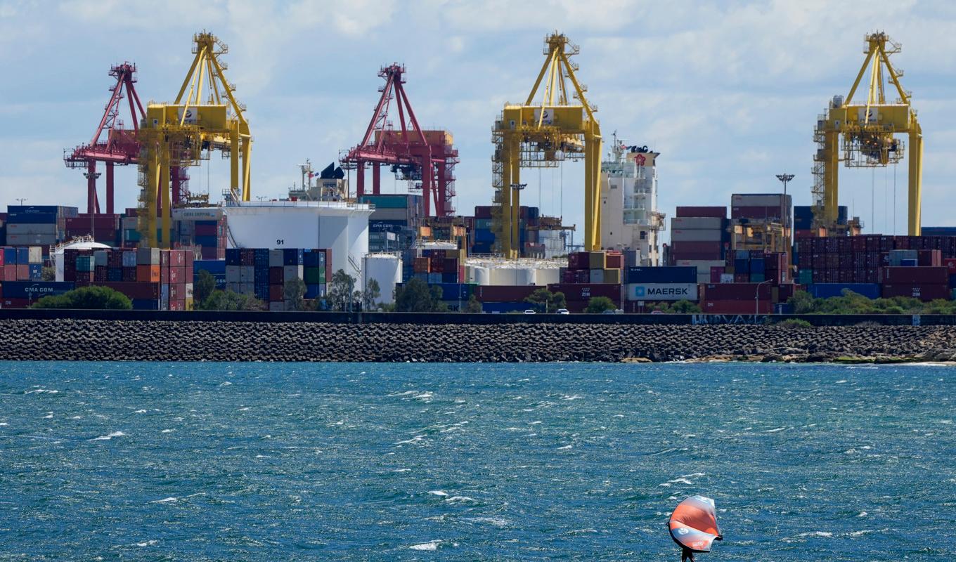 En surfare vid Port Botany, den stora hamnen i Sydney. Arkivbild. Foto: Mark Baker/AP/TT